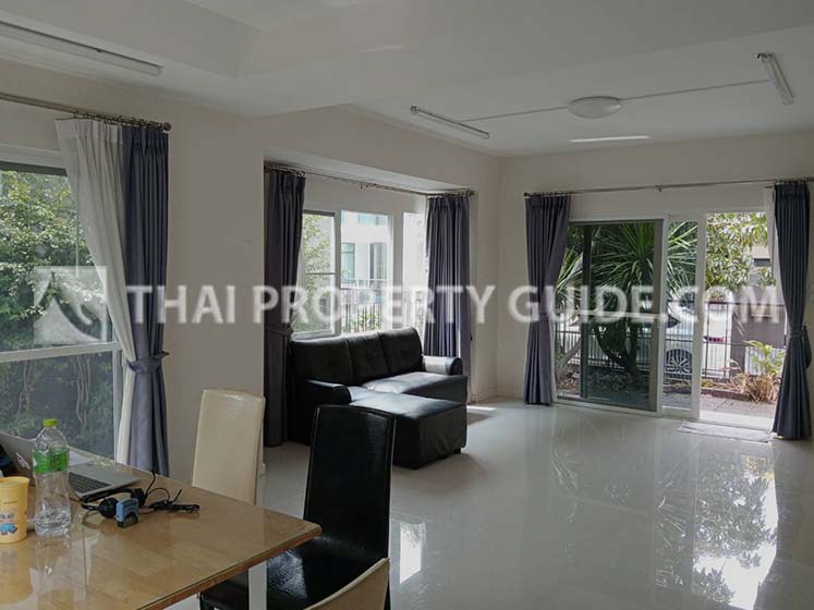 House with Shared Pool in Bangnatrad 